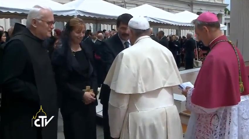 Papa Francesco saluta gli esponenti delle delegazioni