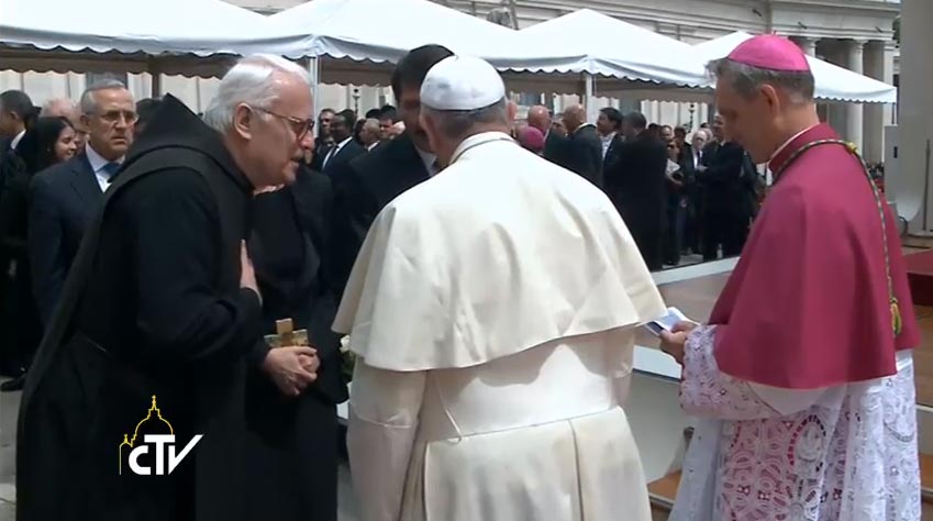 Papa Francesco saluta gli esponenti delle delegazioni