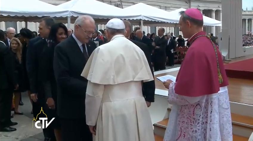 Papa Francesco saluta gli esponenti delle delegazioni