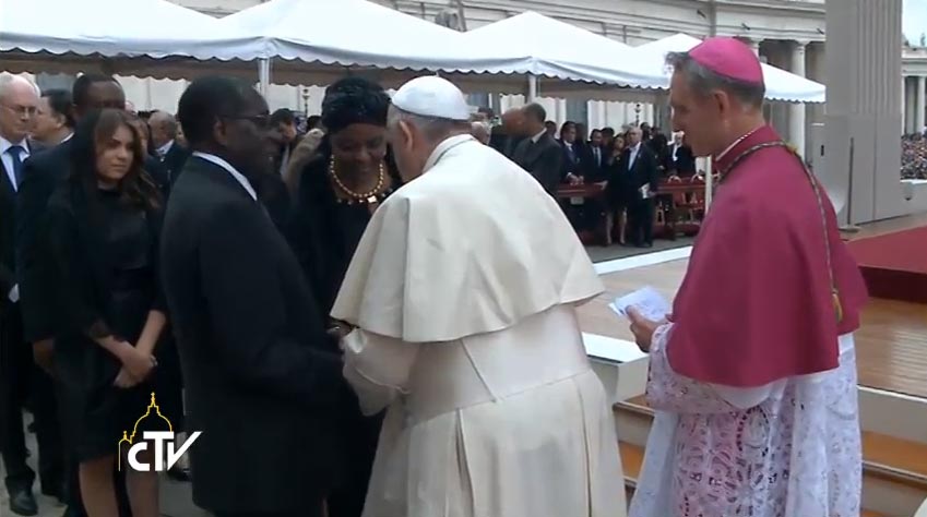 Papa Francesco saluta gli esponenti delle delegazioni