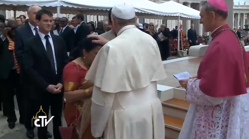 Papa Francesco saluta gli esponenti delle delegazioni