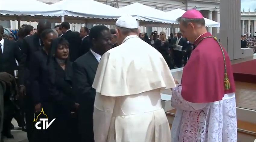 Papa Francesco saluta gli esponenti delle delegazioni