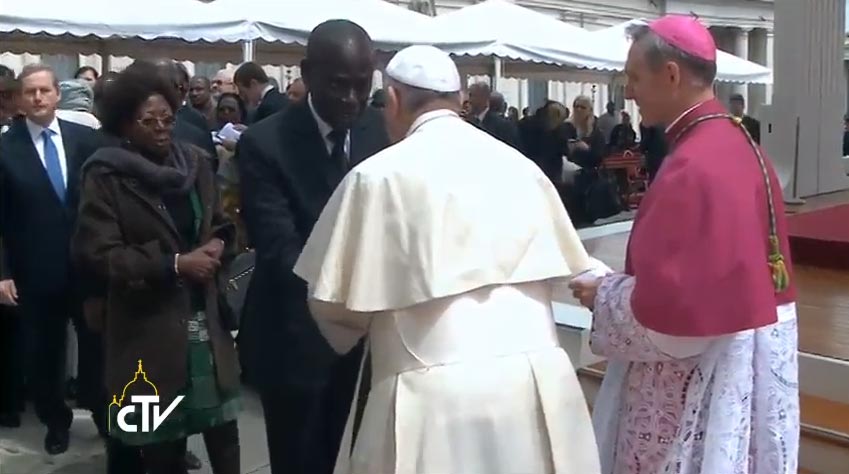 Papa Francesco saluta gli esponenti delle delegazioni