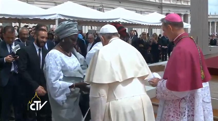 Papa Francesco saluta gli esponenti delle delegazioni