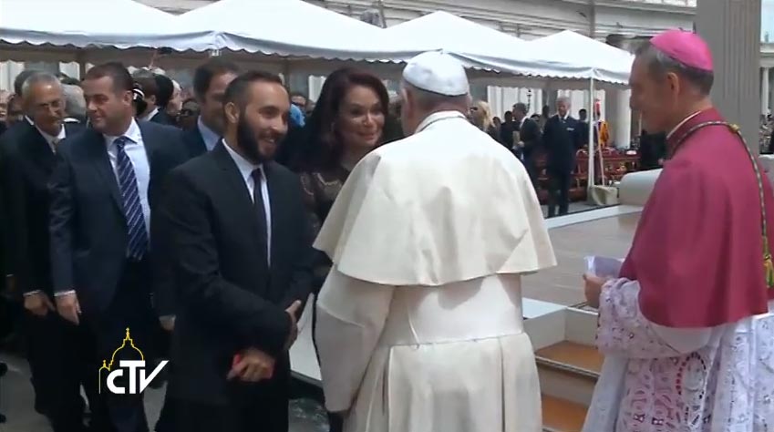 Papa Francesco saluta gli esponenti delle delegazioni