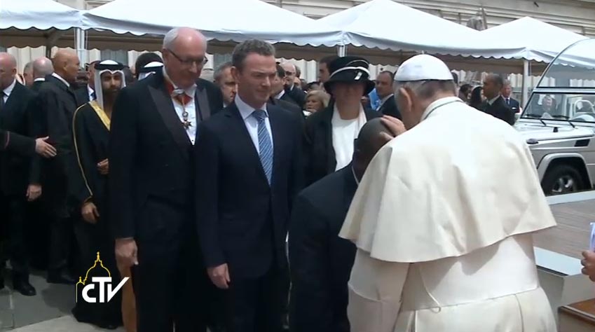 Papa Francesco saluta gli esponenti delle delegazioni