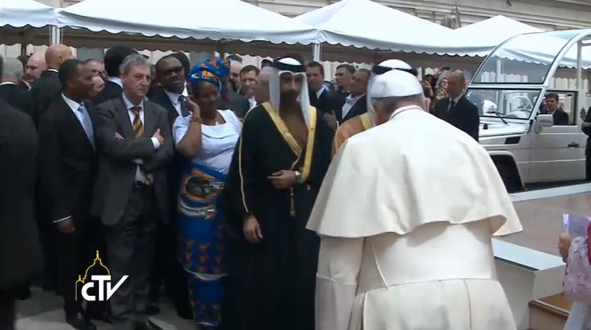 Papa Francesco saluta gli esponenti delle delegazioni