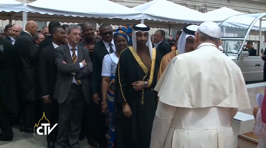 Papa Francesco saluta gli esponenti delle delegazioni