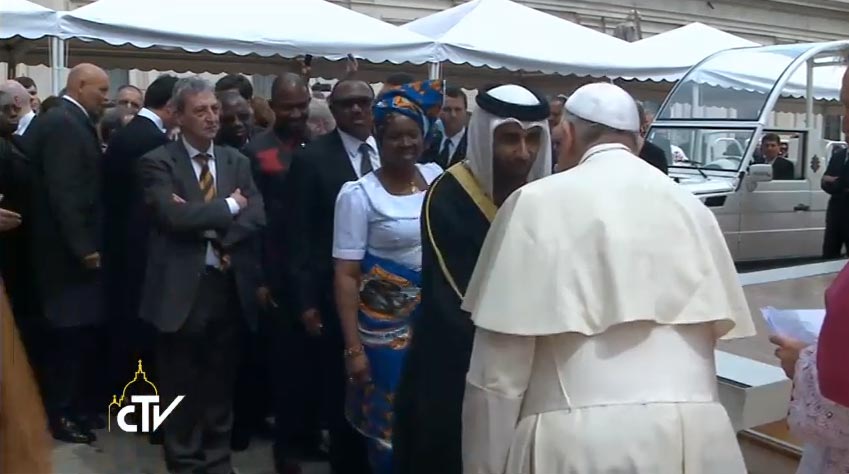 Papa Francesco saluta gli esponenti delle delegazioni