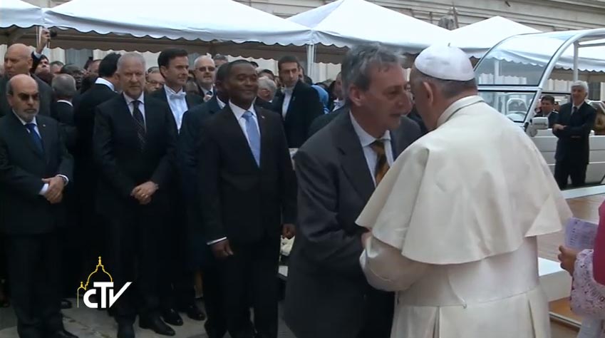 Papa Francesco saluta gli esponenti delle delegazioni