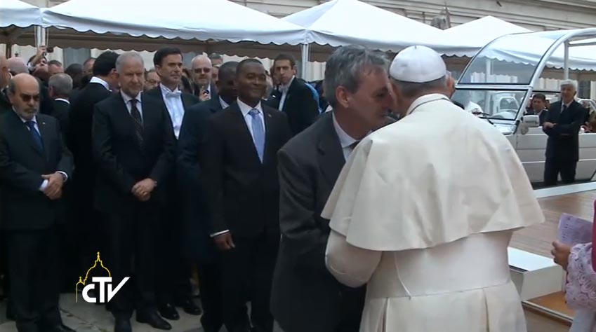 Papa Francesco saluta gli esponenti delle delegazioni