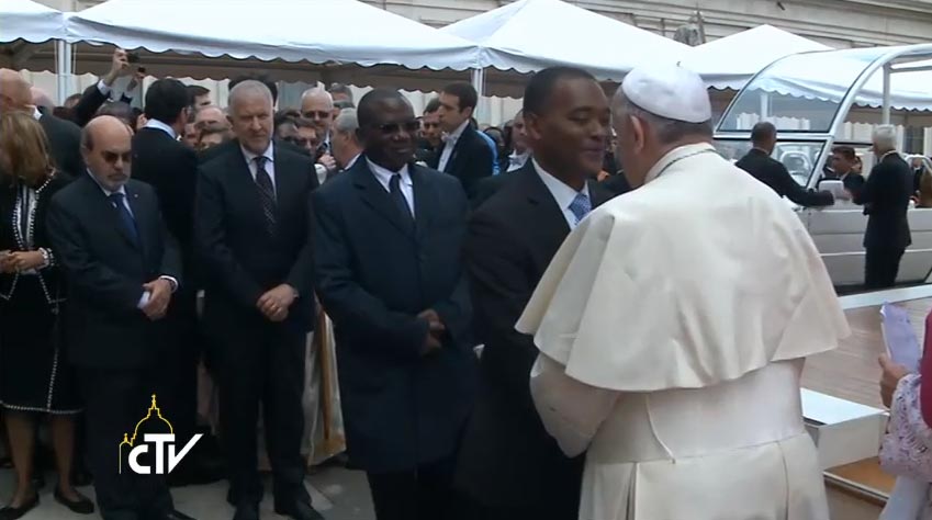 Papa Francesco saluta gli esponenti delle delegazioni