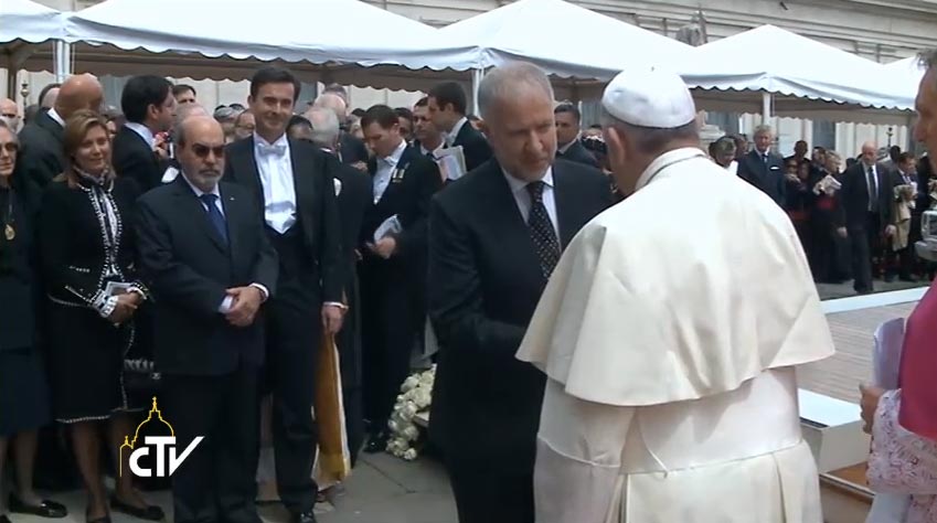 Papa Francesco saluta gli esponenti delle delegazioni