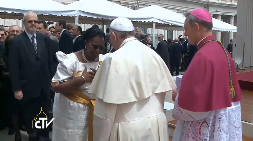 Papa Francesco saluta gli esponenti delle delegazioni