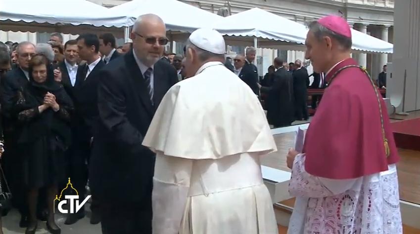 Papa Francesco saluta gli esponenti delle delegazioni