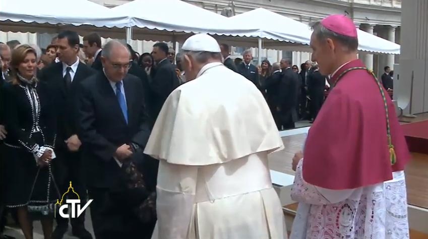 Papa Francesco saluta gli esponenti delle delegazioni