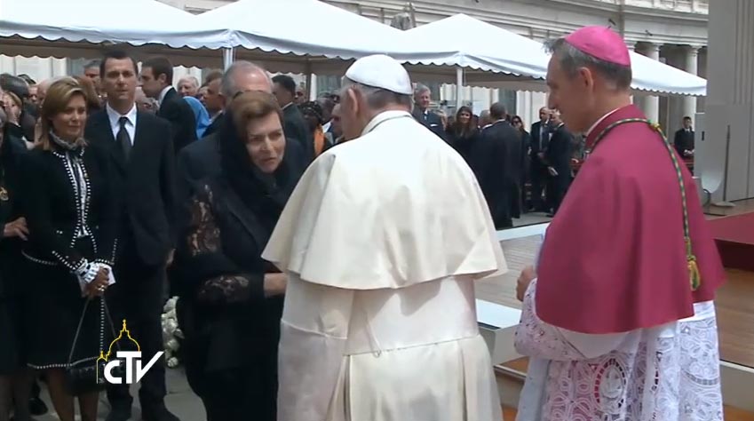 Papa Francesco saluta gli esponenti delle delegazioni