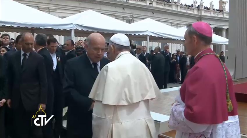 Papa Francesco saluta gli esponenti delle delegazioni