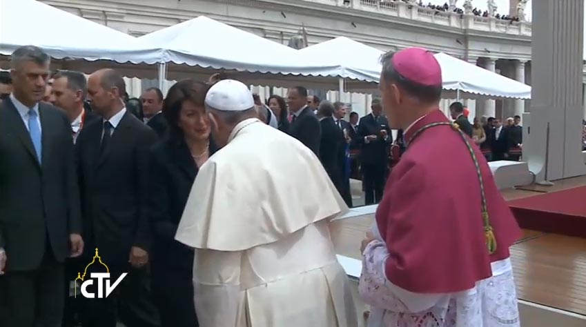 Papa Francesco saluta gli esponenti delle delegazioni