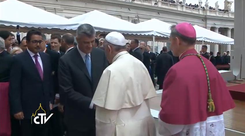 Papa Francesco saluta gli esponenti delle delegazioni