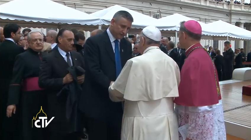 Papa Francesco saluta gli esponenti delle delegazioni