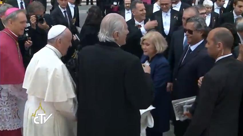 Papa Francesco saluta gli esponenti delle delegazioni