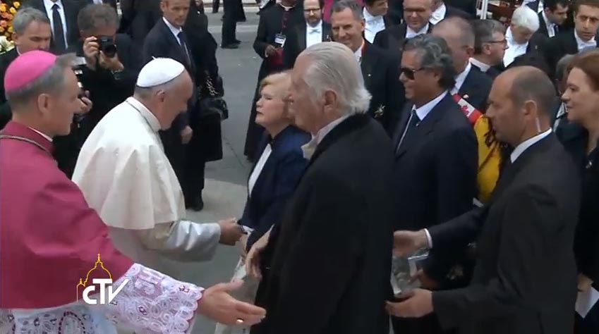 Papa Francesco saluta gli esponenti delle delegazioni