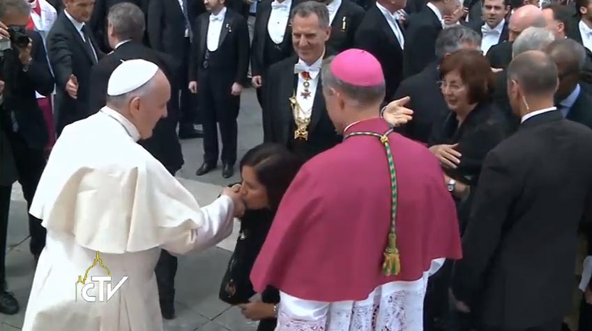 Papa Francesco saluta gli esponenti delle delegazioni