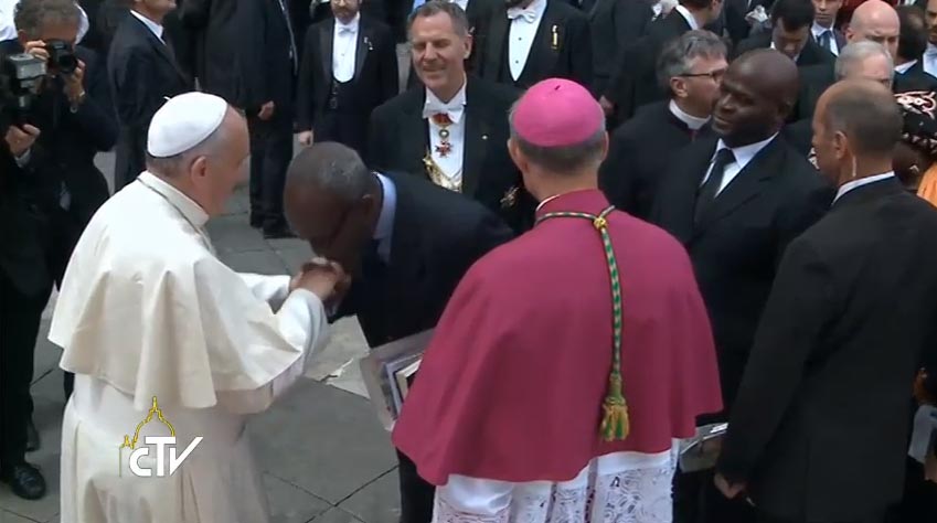 Papa Francesco saluta gli esponenti delle delegazioni