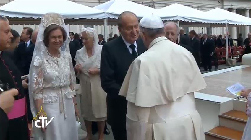 Papa Francesco saluta esponenti delegazioni